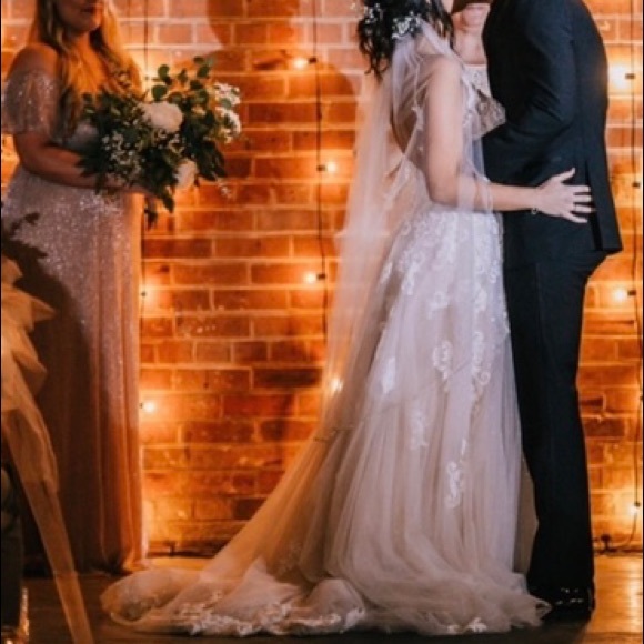 Essence of Australia wedding dress and veil - Picture 5 of 5